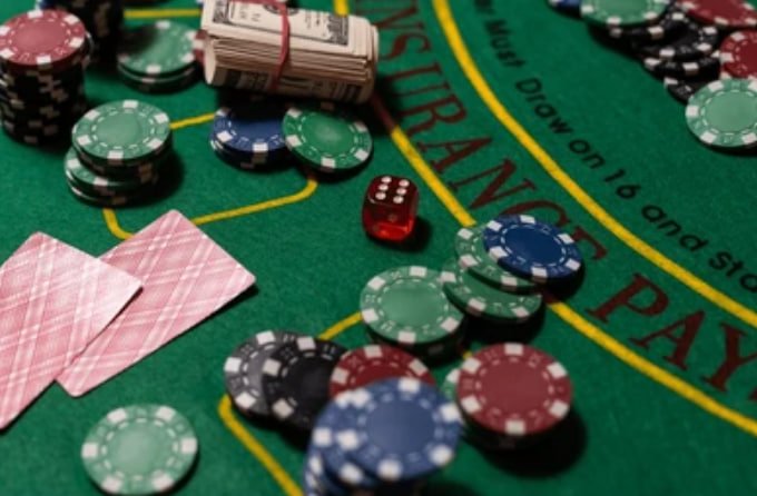 Antarmuka Gaple Online di aplikasi prediksi 168 menunjukkan batu domino di meja permainan